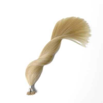 Los extremos gruesos de la cutícula doblemente dibujados, el cabello virgen pre-enlazado con queratina y la punta del cabello humano.
